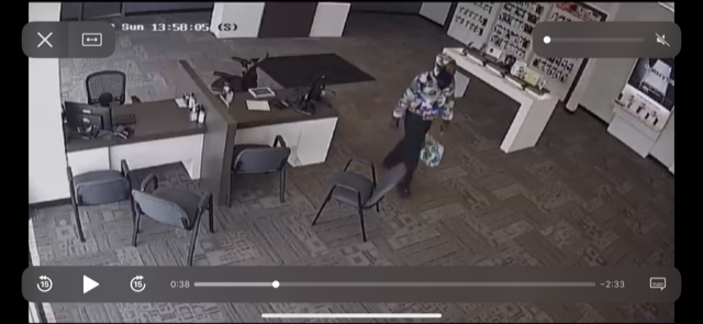 Police searching for suspects after commercial robbery at Suffolk Verizon Wireless store    