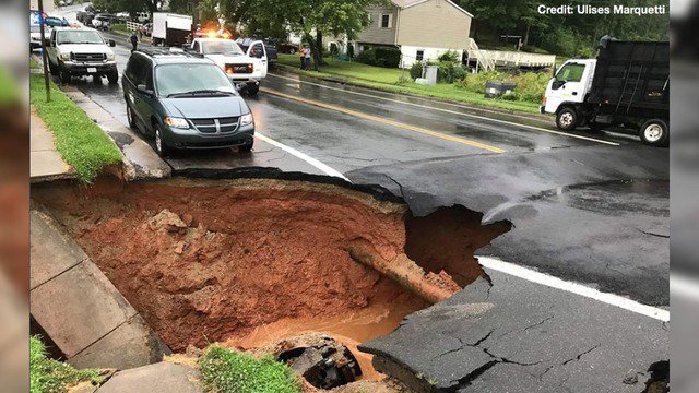 Massive sinkhole swallows cars in Woodbridge, police say 