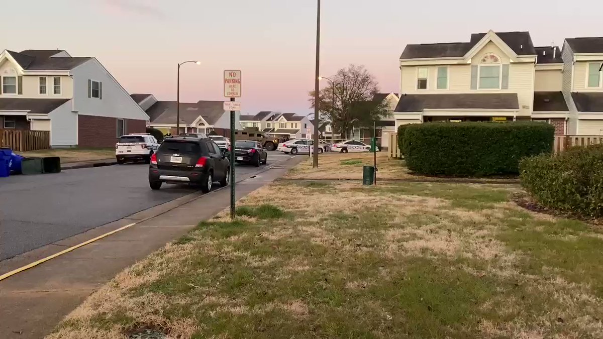 .@NorfolkPD SWAT & bomb squad on- scene. 