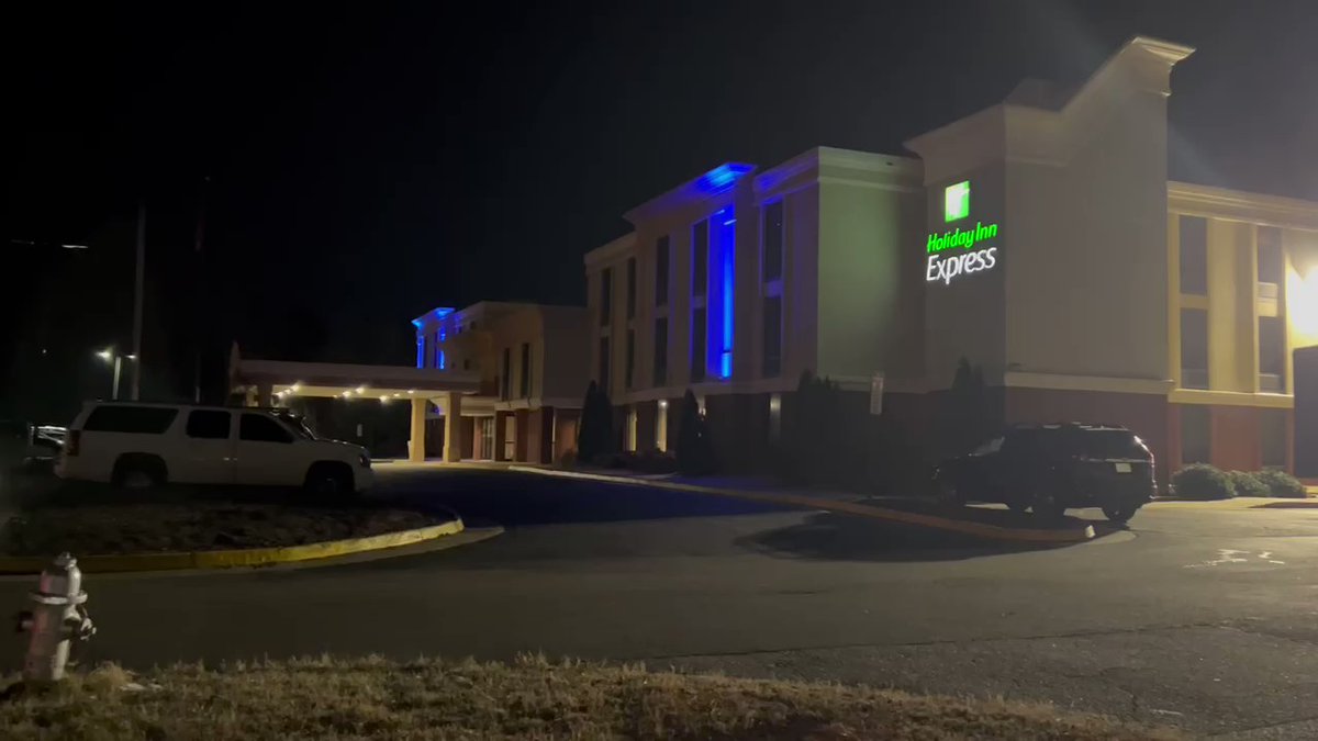 The scene at the Holiday Inn Express has cleared @CCPDVa had been here for about 6 hours investigating a deadly shooting.