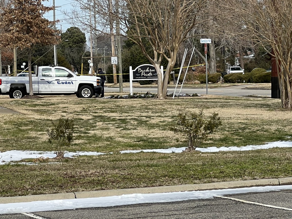 Large police presence in the parking lot just north of the @cityofhampton's Buckroe Soccer Complex. @FBINorfolk , @HamptonVAPolice & @HamptonVAFire all on scene searching around the Buckroe Pointe apartments for Bigsby. Family is cooperating per police. 