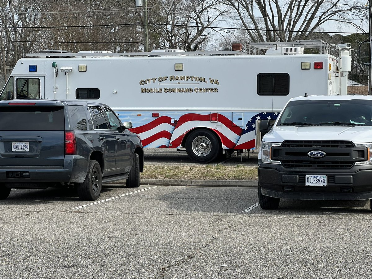 Large police presence in the parking lot just north of the @cityofhampton's Buckroe Soccer Complex. @FBINorfolk , @HamptonVAPolice & @HamptonVAFire all on scene searching around the Buckroe Pointe apartments for Bigsby. Family is cooperating per police. 