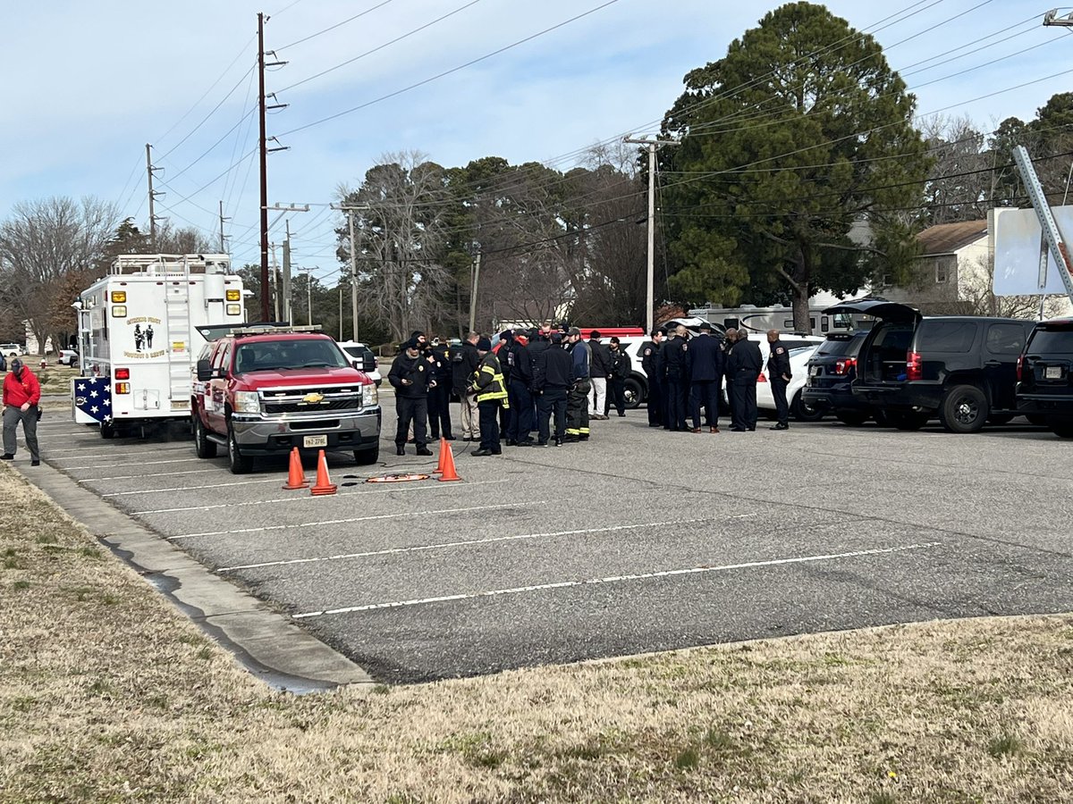 Large police presence in the parking lot just north of the @cityofhampton's Buckroe Soccer Complex. @FBINorfolk , @HamptonVAPolice & @HamptonVAFire all on scene searching around the Buckroe Pointe apartments for Bigsby. Family is cooperating per police. 