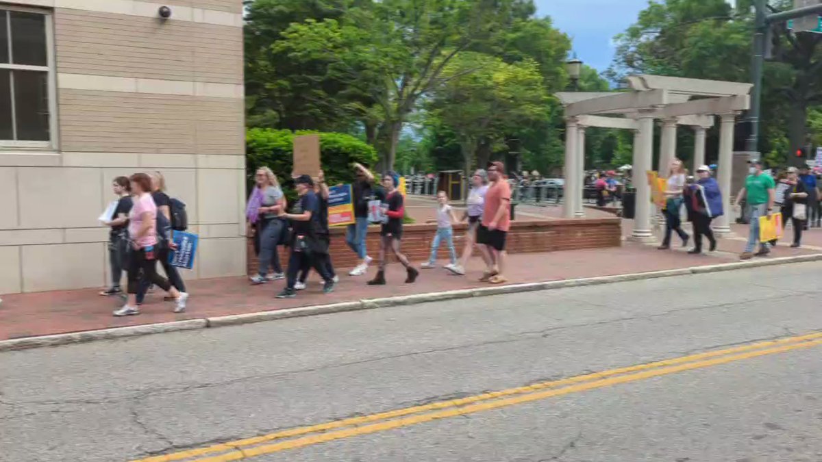 The abortion supporters are now heading towards Broad Street but still on the sidewalk