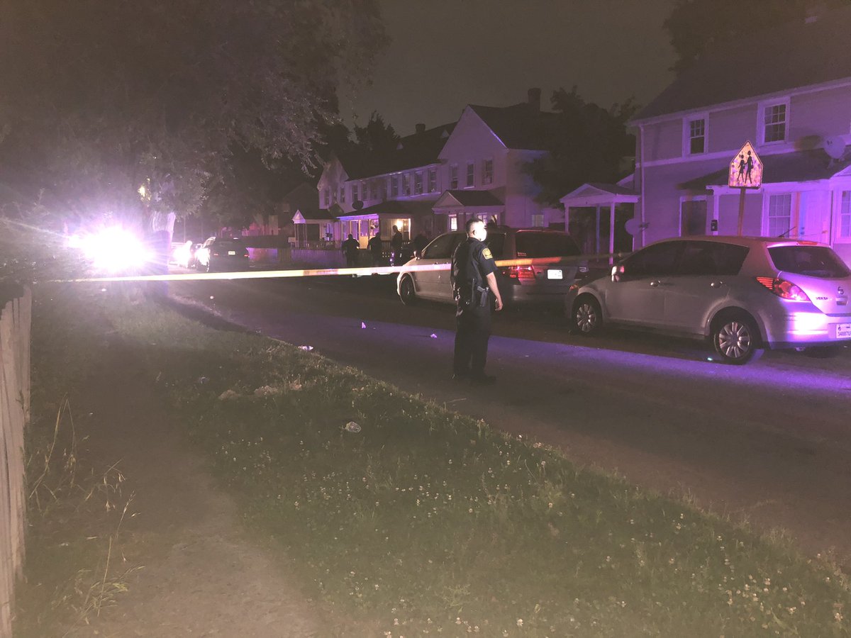 @PortsmouthPD are investigating four separate shootings.  5 people, including a boy, were shot.   Here are pics from two shooting scenes - Staunton Avenue and Alden Avenue.