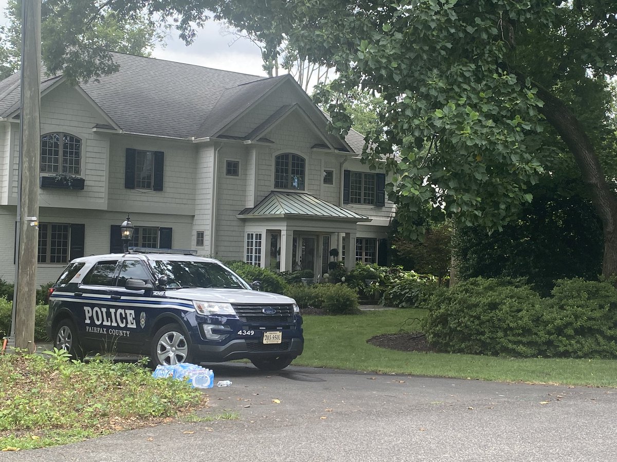 This is the McLean home where a deadly officer-involved shooting took place last night. @FairfaxCountyPD have been on scene all day long.  Police have not yet released the name of the person who was shot and killed by an officer