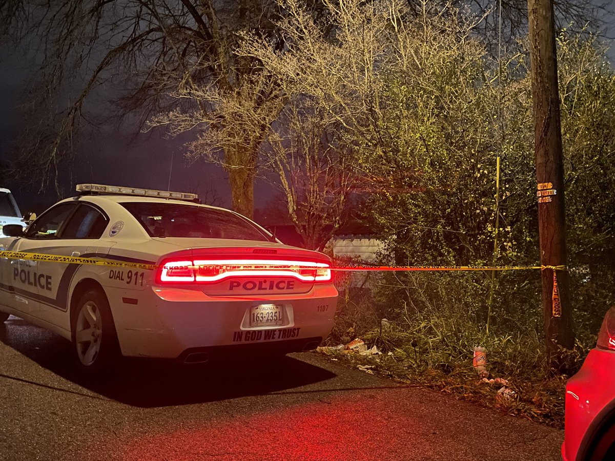 SHOOTING: Police say 2 people have been taken to the hospital and a suspect is still at large following a shooting late Thursday night. Officers are on the scene of Harvey Lane in Bristol, Va