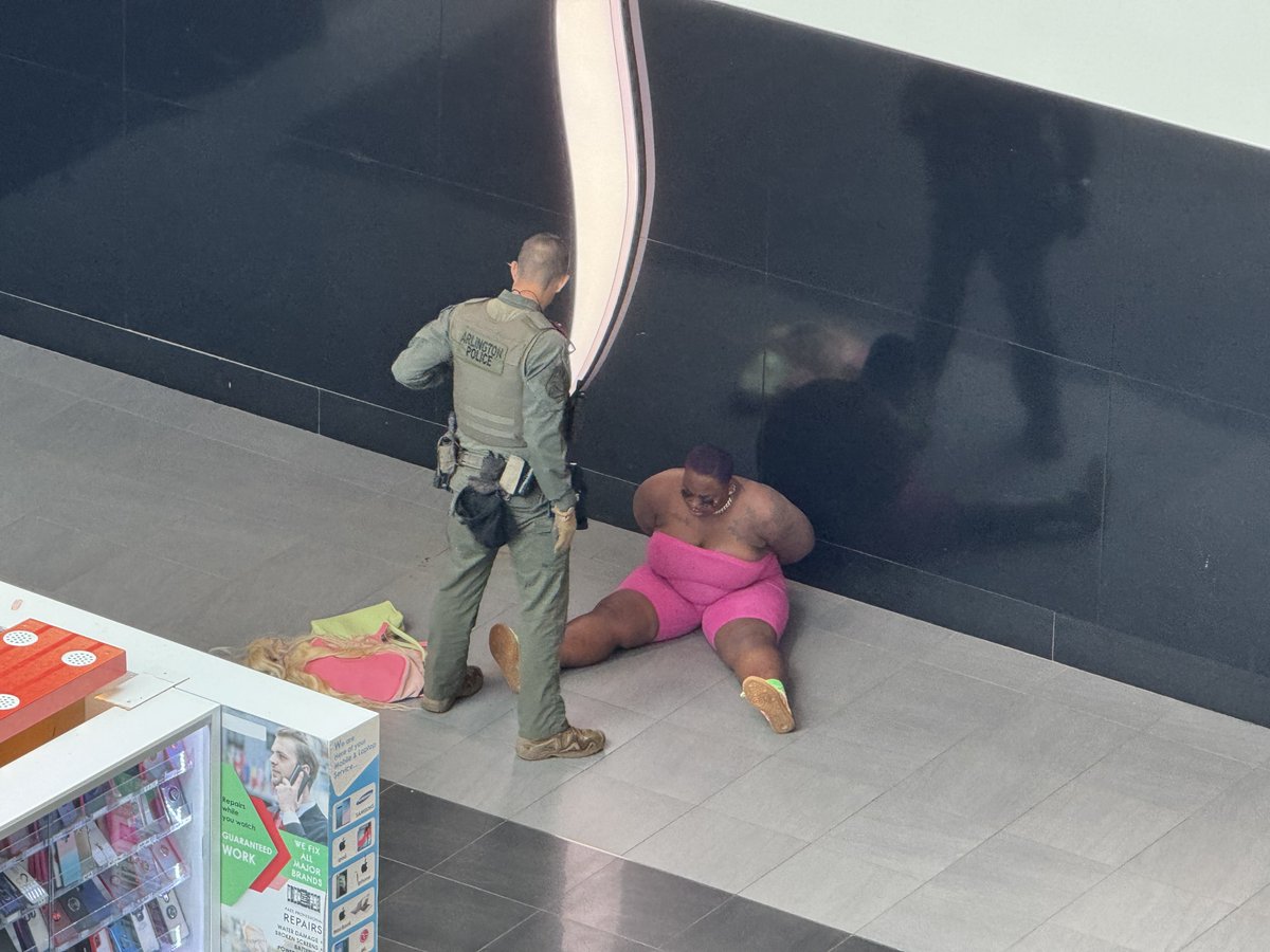 There was a brief foot chase and  struggle connected to this shoplifing case a short time ago at the Fashion Centre in Pentagon City. @ArlingtonVaPD handled 