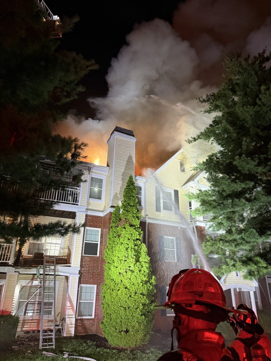 Fairfax  Bravest are on scene of a 3-alarm garden-style apt fire in 2500 blk of Farmcrest Dr in Frying Pan. Units arrived to fire showing from 2nd & 3rd floors. Working to confine/extinguish fire. No reported civilian injuries. 1 FF transferred with  non-life-threatening injuries