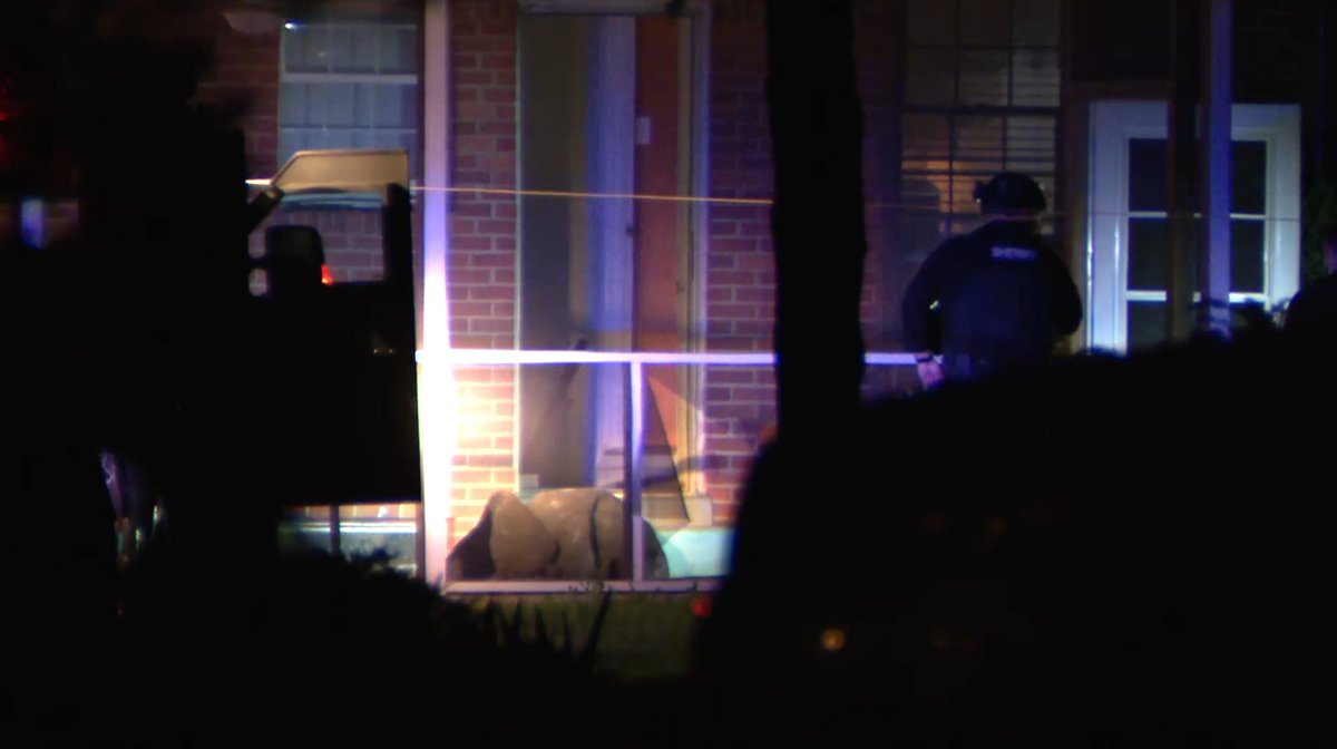 Deputies with the Loudoun County Sheriff’s Office responded this evening to a barricade situation in the 200 block of Saint Paul Street. The incident has been resolved. No additional details have been released at this time